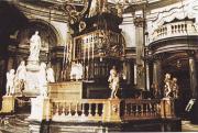 A torinói székesegyház királyi kápolnája, az oltár fölötti szekrényben elhelyezett ládában őrzik a szent leplet - Torióni lepel